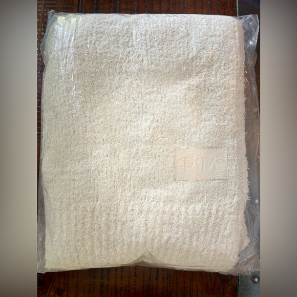 New & Sealed. Rachel Miriam The Cloud Luxury Throw Blanket! - Picture 4 of 5